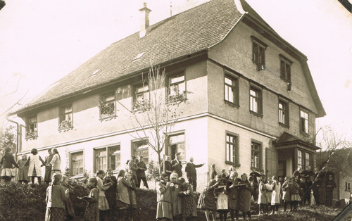 Berg: Das 1705/1706 als Schul- und Mesnerhaus entstandene Gebäude (unter Denkmalschutz) nahm bis 1962 alle Volksschulklassen auf. Foto: Arbeitsstelle für Schulgeschichte.