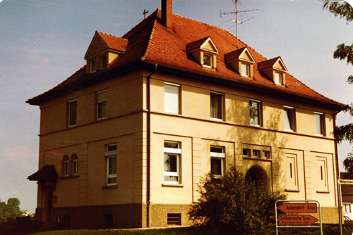 Blönried: Schulhaus aus dem Jahre 1913. 1966 wanderte die Hauptschule nach Aulendorf ab, die Grundschule folgte 1972 und brachte das Ende des Schulbetriebs. Foto: Arbeitsstelle für Schulgeschichte (Aufnahme von 1981)