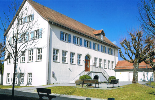 Horgenzell: „Altes Schulhaus“, erbaut um 1935, seit 1973 Rathaus. Foto: E. Müller-Gaebele (2015)
