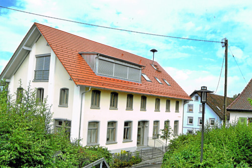 Hoßkirch: Das ehemalige Schulgebäude wurde 1973 geschlossen und später zum Rathaus umgebaut. Foto: E. Müller-Gaebele (2015)