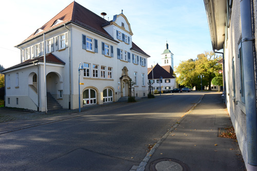 Königseggwald: Schulhaus, ein „Neubau“ aus dem Jahre 1908. Foto: O.Bantle (2015)
