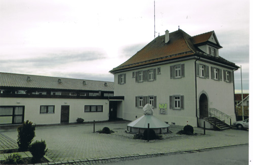 Mühlhausen: Altes Schul- und Rathaus, 1900 eingeweiht. Das Schulzimmer lag im oberen Stock. Foto: E. Müller-Gaebele (2015)