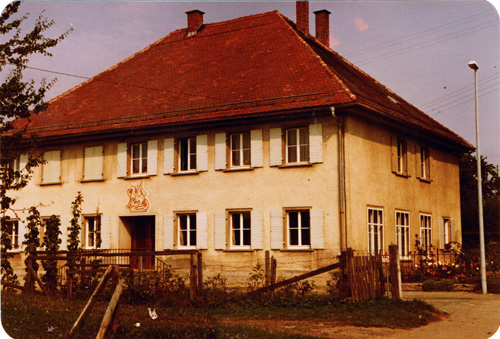 Schlier: Das Volksschulgebäude, 1840/41 erbaut. Foto: Arbeitsstelle für Schulgeschichte.