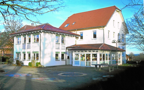 Schmalegg: Schulhaus von 1904 - Zwar kamen Anbauten dazu, doch das für die Jahrhundertwende charakteristische Schulgebäude blieb erhalten. Foto: E. Müller-Gaebele (2015)