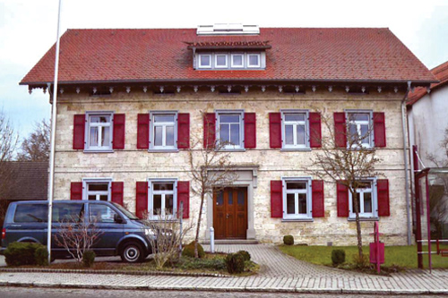 Unterankenreute: Das sanierte und neu gestaltete „alte Schulhaus“ (Foto: E. Müller-Gaebele, 2015)
