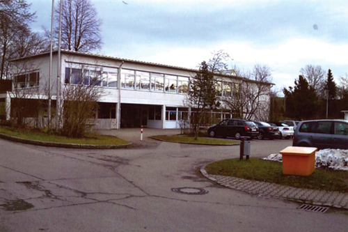 Unterankenreute: Schulgebäude von 1971 mit Erweiterungsbau 1986/87 (Foto: E. Müller-Gaebele, 2015)