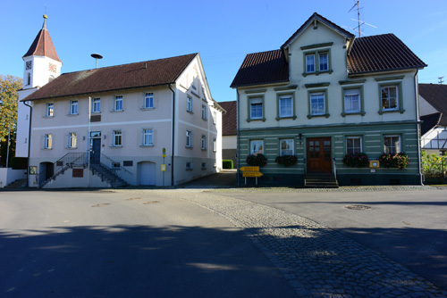 Unterwaldhausen erhielt 1860 ein Schul- und Rathaus nahe der Kirche. Foto: O. Bantle (2015)