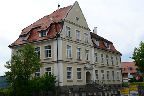 Wolfegger : Das 1909 eingeweihte Schulgebäude mit repräsentativem Treppenaufgang. Foto: O. Bantle (2015)