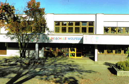 Wolfegg: Vom Schuljahr 2012/13 an ist die Grundschule im 1978 erbauten Hauptschulgebäude untergebracht. Seitdem steht das 106 Jahre alte Schulgebäude (unter Denkmalschutz) leer. Foto: E. Müller-Gaebele (2015)